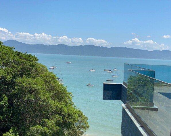 Duplex Frente Mar em Jurerê com 3 suítes no YachtClub