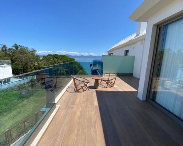 Duplex Frente Mar em Jurerê com 3 suítes no YachtClub