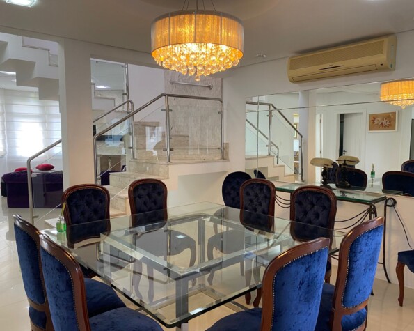 Casa com 4 suítes em Jurerê Internacional — 318 m² construída em terreno de 450 m²