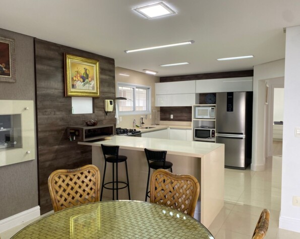 Casa com 4 suítes em Jurerê Internacional — 318 m² construída em terreno de 450 m²