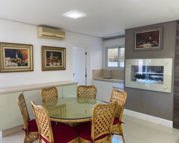 Casa com 4 suítes em Jurerê Internacional — 318 m² construída em terreno de 450 m²