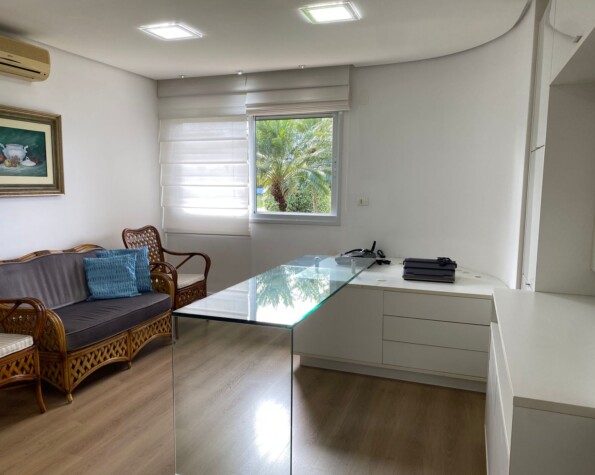 Casa com 4 suítes em Jurerê Internacional — 318 m² construída em terreno de 450 m²