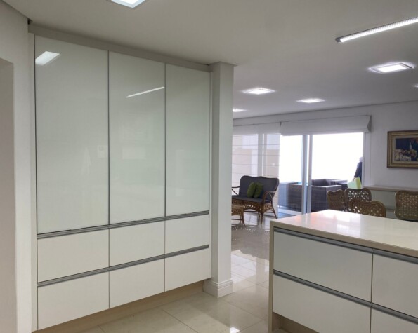 Casa com 4 suítes em Jurerê Internacional — 318 m² construída em terreno de 450 m²