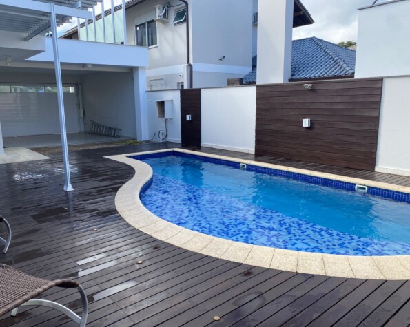 Casa com 4 suítes em Jurerê Internacional — 318 m² construída em terreno de 450 m²