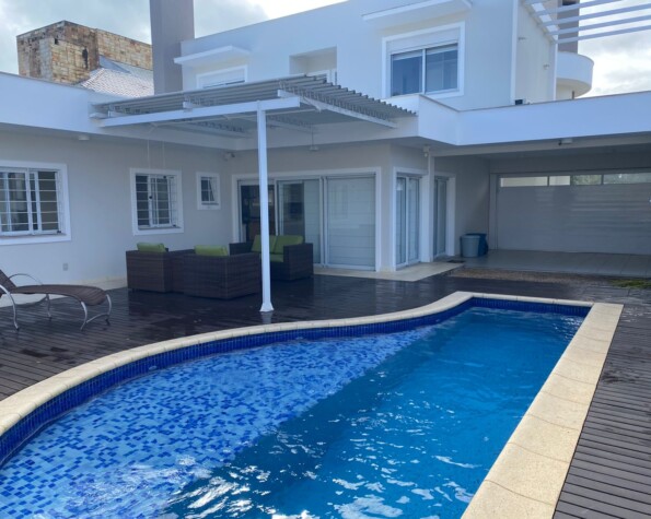 Casa com 4 suítes em Jurerê Internacional — 318 m² construída em terreno de 450 m²