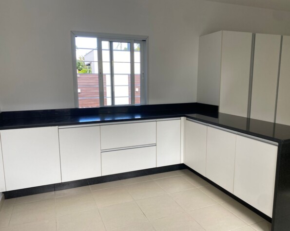 Casa com 4 suítes em Jurerê Internacional — 318 m² construída em terreno de 450 m²