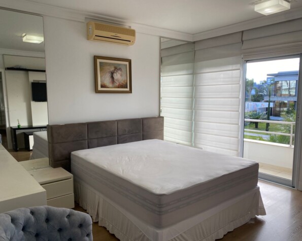 Casa com 4 suítes em Jurerê Internacional — 318 m² construída em terreno de 450 m²