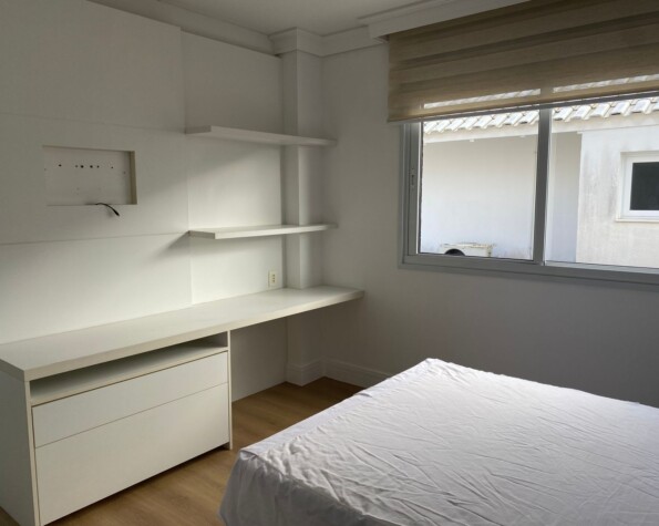 Casa com 4 suítes em Jurerê Internacional — 318 m² construída em terreno de 450 m²