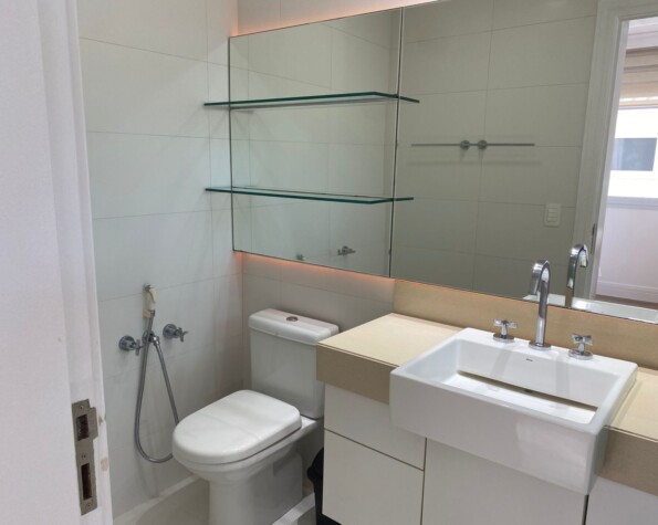 Casa com 4 suítes em Jurerê Internacional — 318 m² construída em terreno de 450 m²