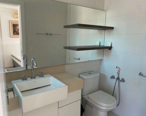 Casa com 4 suítes em Jurerê Internacional — 318 m² construída em terreno de 450 m²