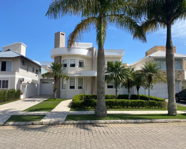 Casa com 4 suítes em Jurerê Internacional — 318 m² construída em terreno de 450 m²