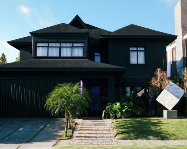 Casa Brutalista Exclusiva em Jurerê Internacional – A Casa do Cineasta