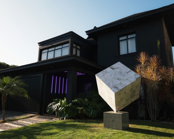 Casa Brutalista Exclusiva em Jurerê Internacional – A Casa do Cineasta